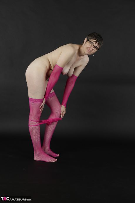 Briller, strømper og handsker er alle en del af Lila