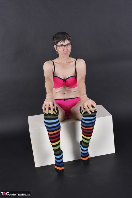 Fremragende tysk moden dame stripper til sine strømper og legetøj til sin fisse