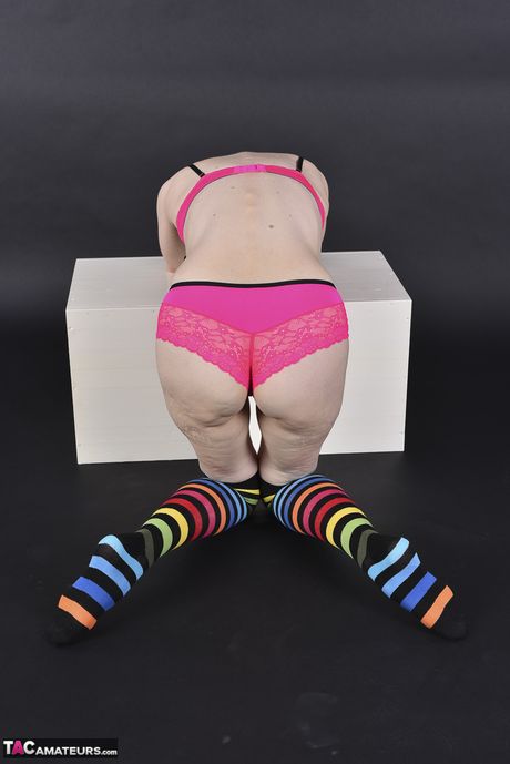 Fremragende tysk moden dame stripper til sine strømper og legetøj til sin fisse