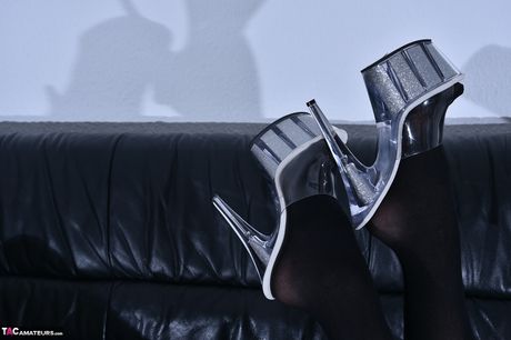 Fremragende milf i latex bodysuit afslører hendes barberede fisse