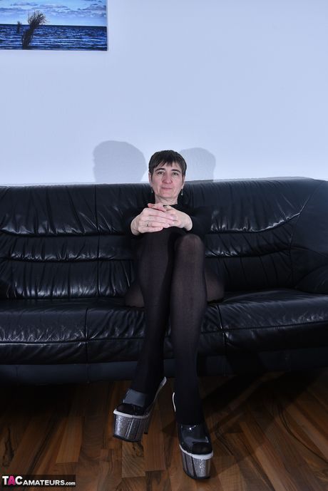 Fremragende milf i latex bodysuit afslører hendes barberede fisse