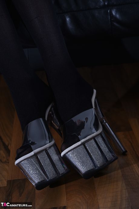 Fremragende milf i latex bodysuit afslører hendes barberede fisse