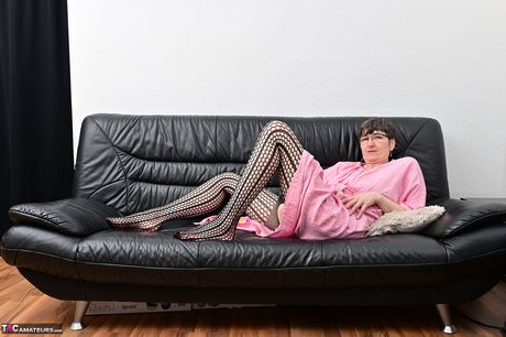 網タイツを履いた痩せた熟女が、ソロで興奮したオマンコを弄ぶ