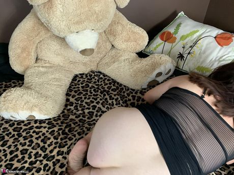 Moden amerikansk brunette Sexy Ne Bw præsenterer sine store bryster og røv i en solo