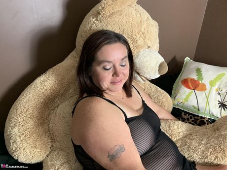 Moden amerikansk brunette Sexy Ne Bw præsenterer sine store bryster og røv i en solo