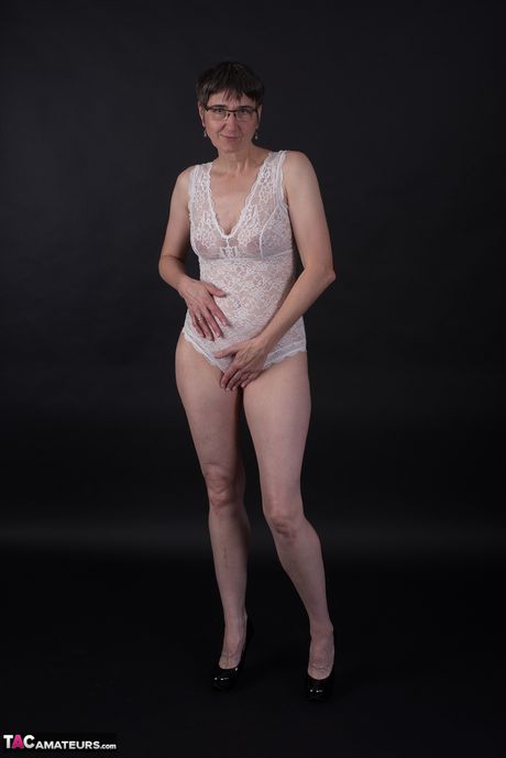 戴眼鏡的漂亮德國熟女露出了她巨大的乳房並自己玩玩具