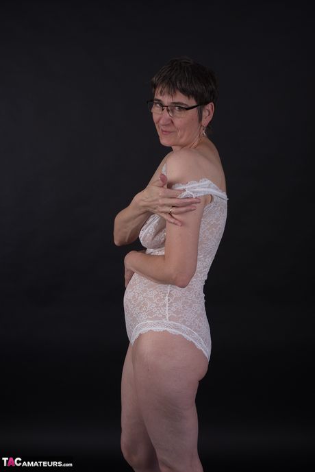 戴眼鏡的漂亮德國熟女露出了她巨大的乳房並自己玩玩具