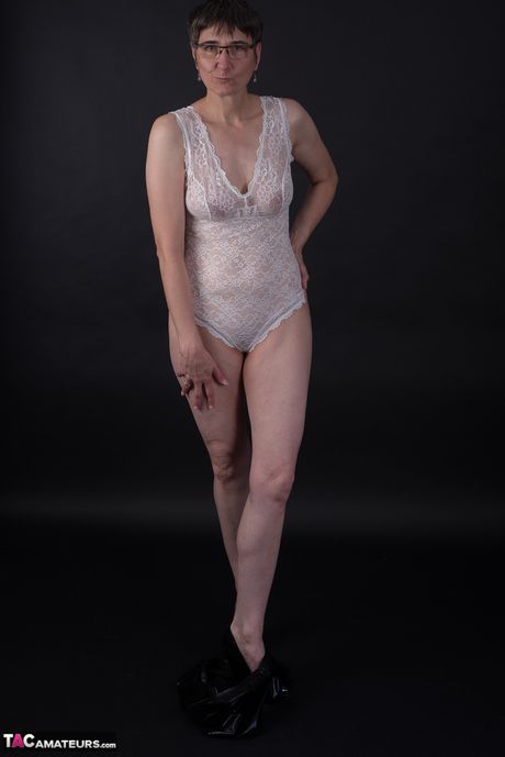 戴眼鏡的漂亮德國熟女露出了她巨大的乳房並自己玩玩具