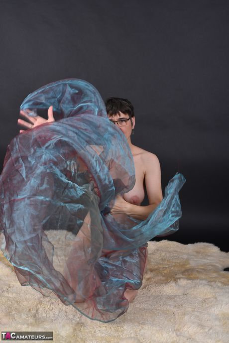 Ældre tysk mørkhåret med briller afslører teenagebryster og skaldet fisse