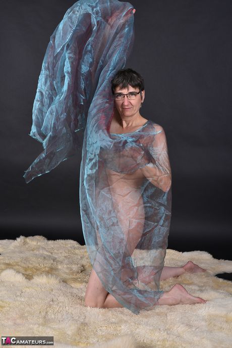 Ældre tysk mørkhåret med briller afslører teenagebryster og skaldet fisse