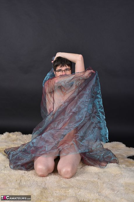 Ældre tysk mørkhåret med briller afslører teenagebryster og skaldet fisse