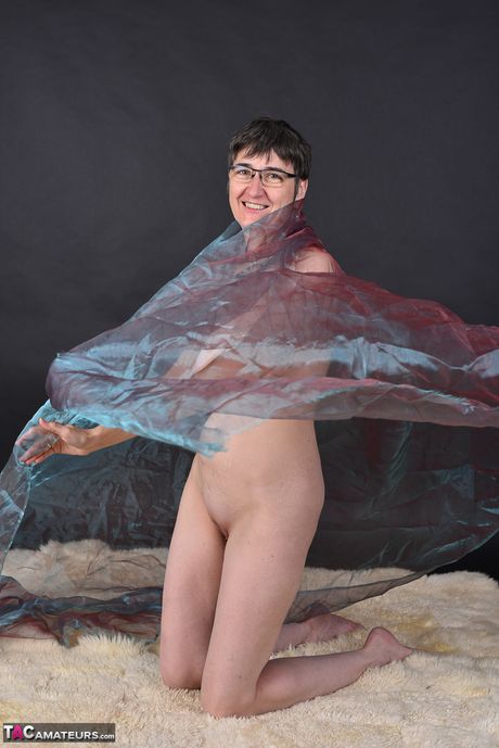 Ældre tysk mørkhåret med briller afslører teenagebryster og skaldet fisse