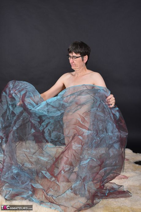 Ældre tysk mørkhåret med briller afslører teenagebryster og skaldet fisse