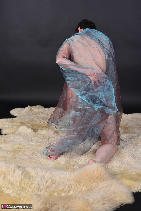 戴著眼鏡和長襪的苗條成熟女士脫光衣服