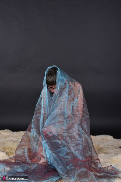 戴著眼鏡和長襪的苗條成熟女士脫光衣服