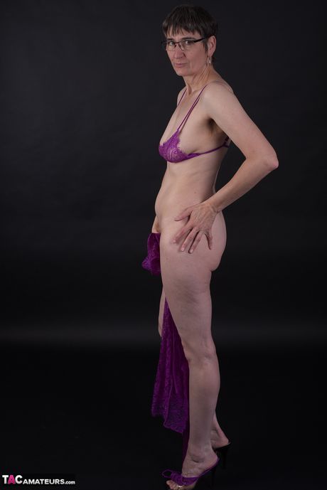 戴眼鏡、穿內衣的德國成年女士脫下紫色連身裙，裸體模特