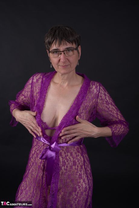 嬌小成熟女士戴眼鏡脫下衣服露出小乳房和光禿陰部