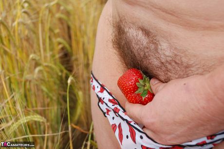 Mature british dark-haired Janey strips to her panties and fingers herself in the fields