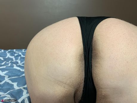 素晴らしいアメリカの熟女セクシーなNe Bbwは、オナニーする前に彼女の素晴らしい胸とお尻を誇示します