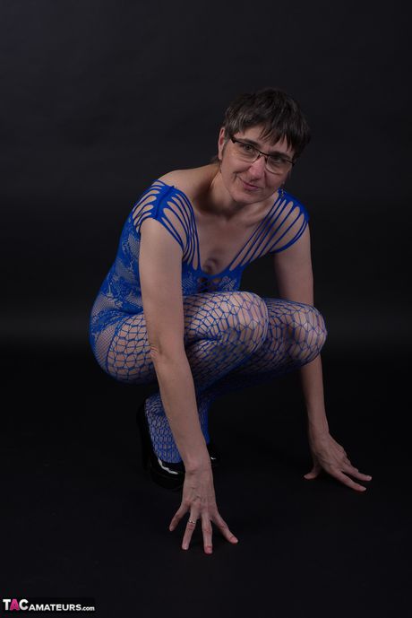 穿著漁網襪和眼鏡的德國成熟女士脫光衣服，只剩下絲襪