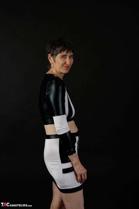 穿著黑色乳膠的可愛熟女脫衣服露出小乳房