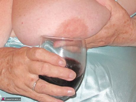 Moden britisk dame Libby Ellis stripper til sine strømper, før hun onanerer