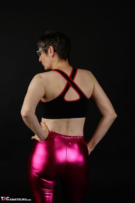 Voksen tysk brunette Lila viser sine flade bryster og poserer i sport