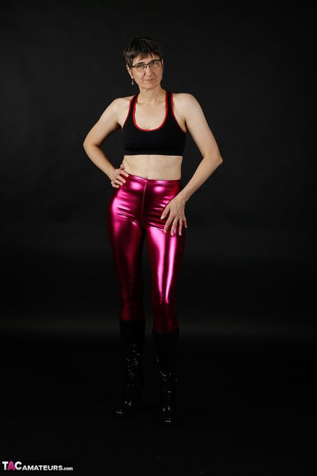 Voksen tysk brunette Lila viser sine flade bryster og poserer i sport