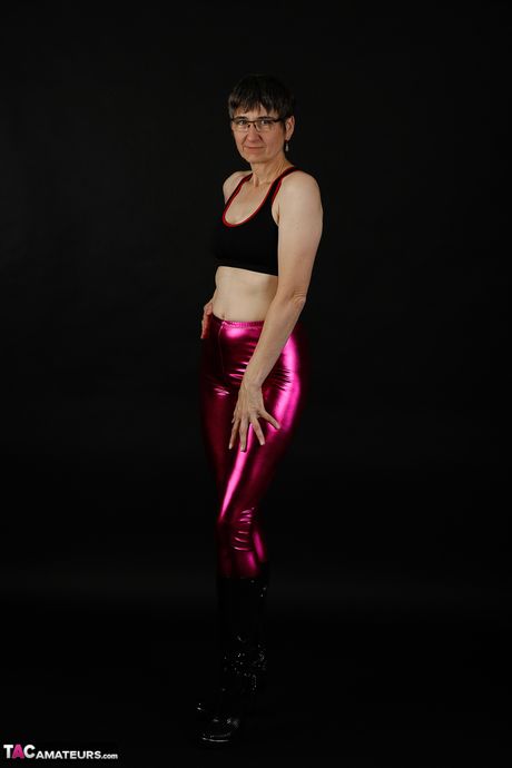 Voksen tysk brunette Lila viser sine flade bryster og poserer i sport