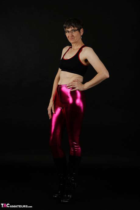 Voksen tysk brunette Lila viser sine flade bryster og poserer i sport