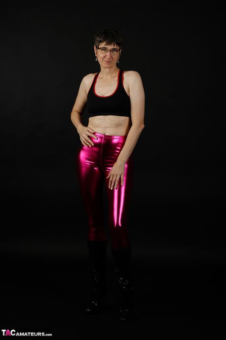 Voksen tysk brunette Lila viser sine flade bryster og poserer i sport