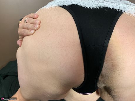 Curvy american Mommy Sexy Ne shows her large boobs and toys her shaved pussy