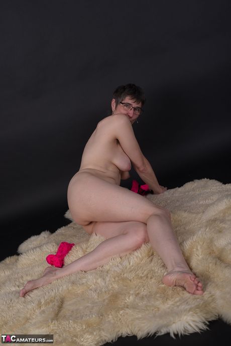 メガネをかけたセクシーなドイツ人熟女がハイヒールを脱いでオマンコを弄ぶ