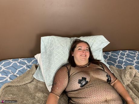 Curvy american MILF Sexy Ne presents her perfect ass and spreads her shaved pussy up close