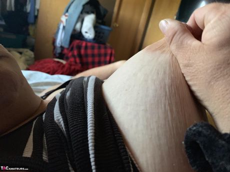 BBW 熟女性感 Ne Bbw 展示她的大胸部並在廚房裡被操