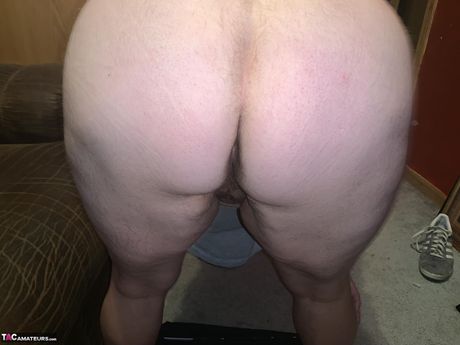 BBW 熟女性感 Ne Bbw 展示她的大胸部並在廚房裡被操