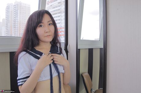 Asiatisk dukke Akuma Loli fremhæver sine små bryster og poserer solo