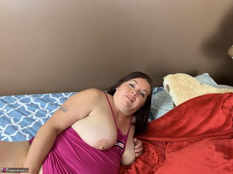 成熟したアメリカのブルネットのセクシーなNeは、ソロで彼女の大きな胸とお尻を強調します