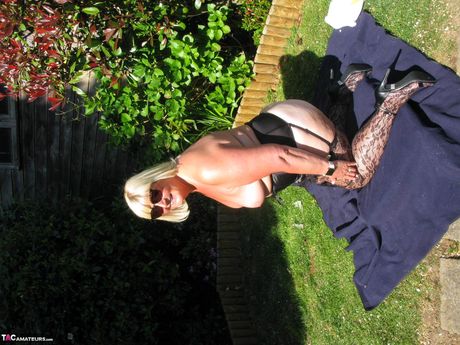 金髪のイギリス人ママ、クリッシー・Ukがストッキング姿になり、屋外で巨乳を披露