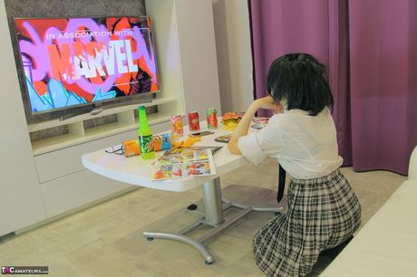 Asiatisk skolepige Akuma Loli viser sine små bryster og poserer solo