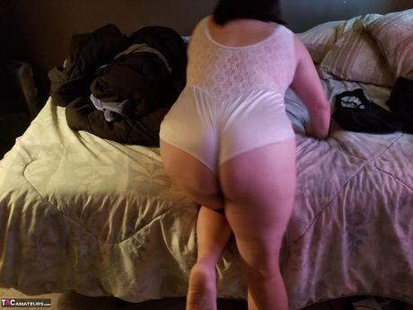 Kurvet amerikansk mor sexet ne bbw viser sine fantastiske meloner og røv før hun onanerer