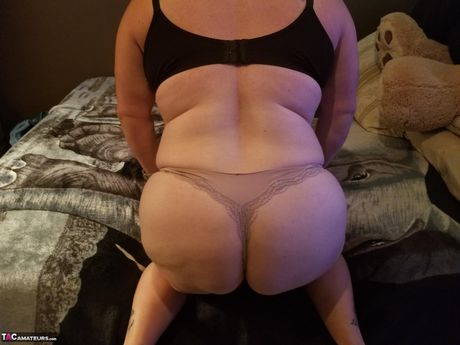 ぽっちゃり熟女セクシーネがソロで大きな胸とお尻を披露