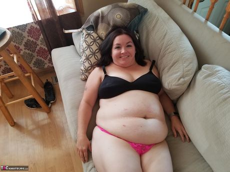 ぽっちゃり熟女セクシーネがソロで大きな胸とお尻を披露