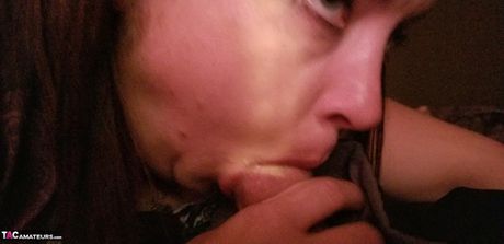 大人のアメリカ人ブルネットのセクシーなNeは彼女の大きなおっぱいを披露し、彼女の猫をおもちゃで弄ぶ