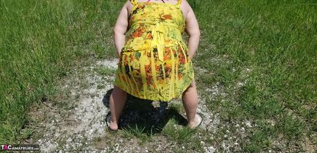 Amerikansk cougar med store bryster, sexet, bbw, stripper sit tøj og viser sit bare kød frem i parken