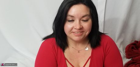 豊満な胸を持つアメリカ人の熟女セクシーなニューBBWがストッキングで熱いお尻を披露