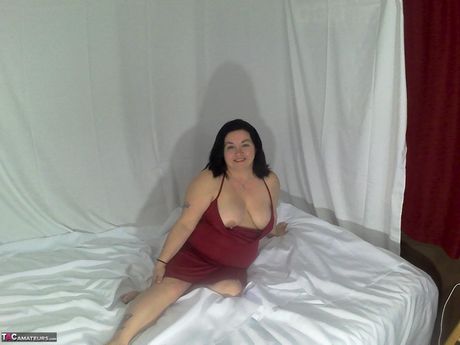 豊満な胸のアメリカ人ママセクシーなNe Bbwは彼女の巨大なおっぱいを誇示し、ベッドの上で指で自分自身を弄ぶ