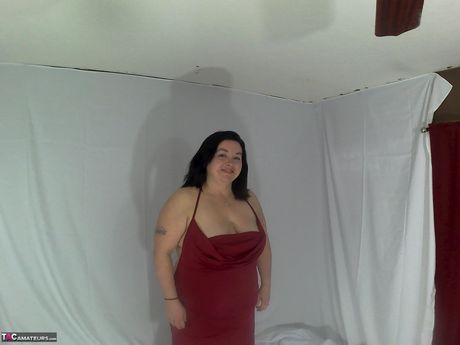 曲線美のアメリカ人熟女セクシーなNe Bbwは彼女のランジェリーを脱ぎ、彼女の陰部をおもちゃにする