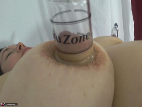 曲線美のアメリカ人熟女セクシーなNe Bbwは彼女のランジェリーを脱ぎ、彼女の陰部をおもちゃにする