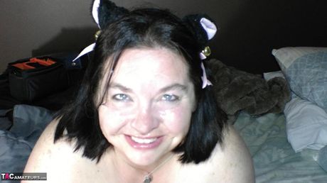 破壊的なアメリカのクーガーセクシーなNe Bbwは彼女の巨大なおっぱいを表示し、彼女の猫の唇を広げます